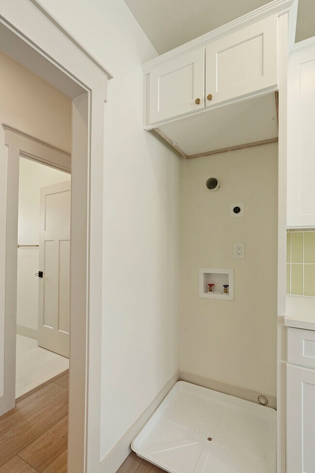 Building Photo - Beautifully updated 2/1 in North Oak Park! Located Close to UC Davis Med Center + MgGeorge Law Sc...
