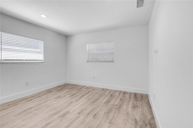 Building Photo - 2512 NE 182nd Terrace