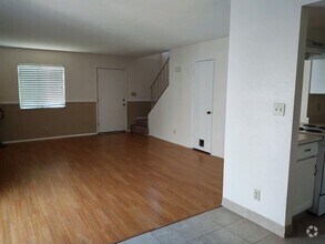 Building Photo - Town home on 47 Dr