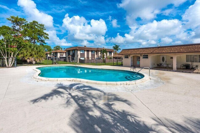 Building Photo - 2140 Sherwood Forest Blvd