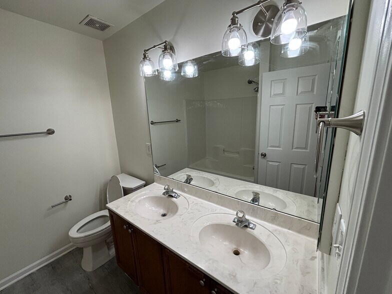 Building Photo - 15938 Wayland Dr