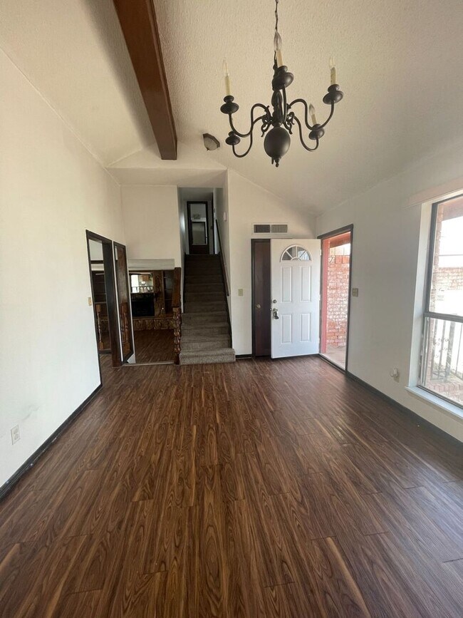 Building Photo - BEAUTIFUL EASTSIDE HOME