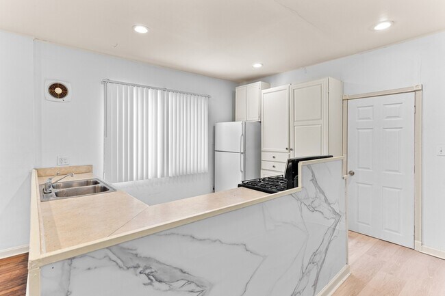 Building Photo - 7645 Fisher Ave