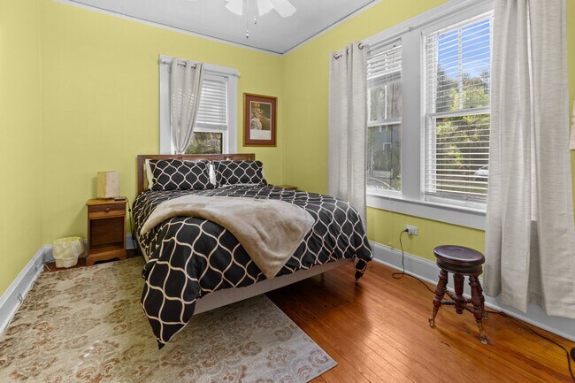 Building Photo - 204 NE 3rd Ave