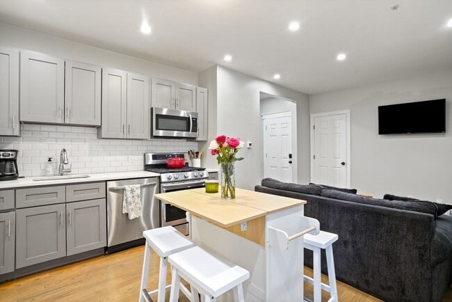 Primary Photo - 17 Howe St