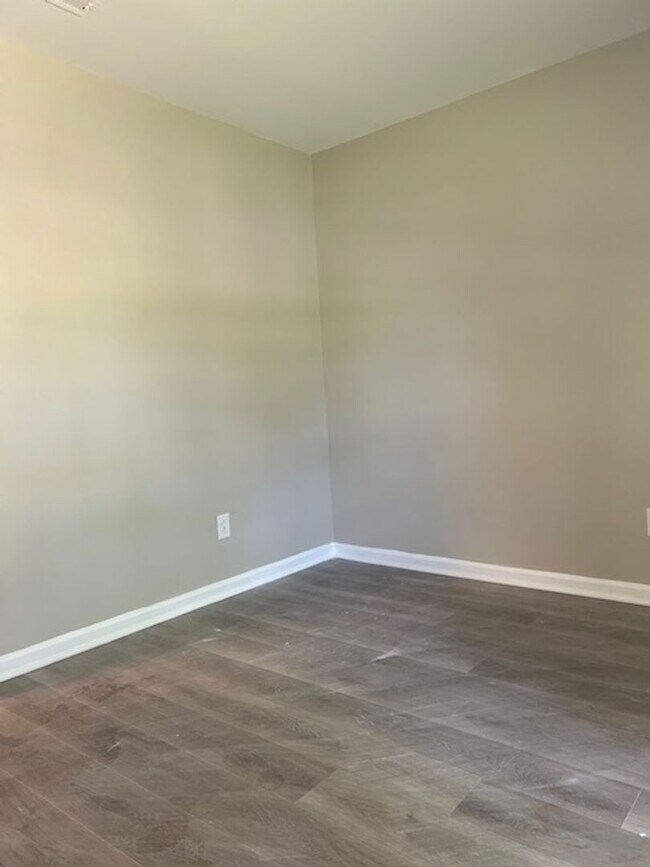 Building Photo - Available Beautifully Renovated Bungalow!