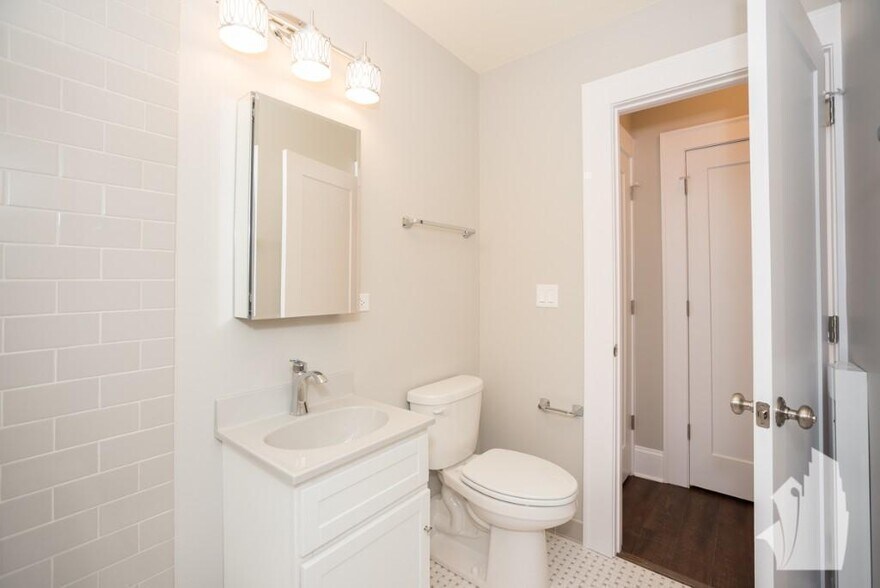 Building Photo - 837 W Lakeside Pl