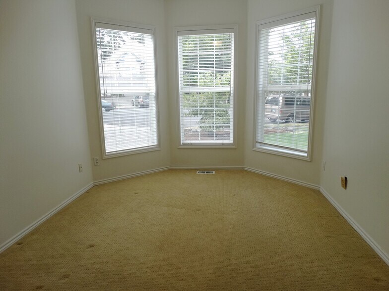 Building Photo - 16655 SW Springwater Ct