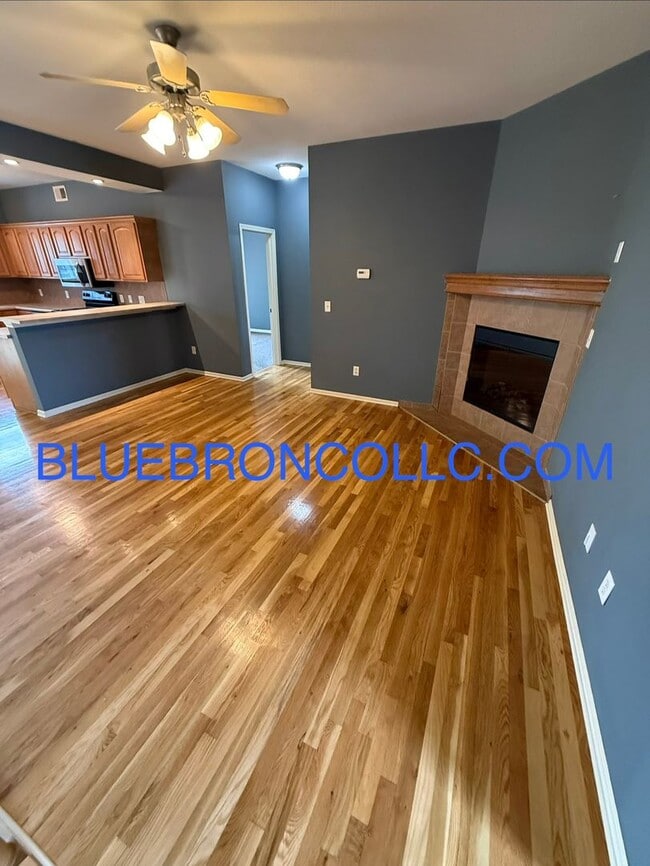 Building Photo - Spacious unit with Beautiful hardwood floors and nice touches throughout!