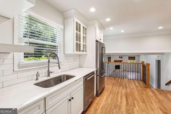 Building Photo - 190 Thompson Pl