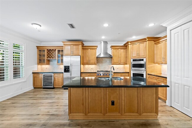 Building Photo - 218 NE 15th Ave