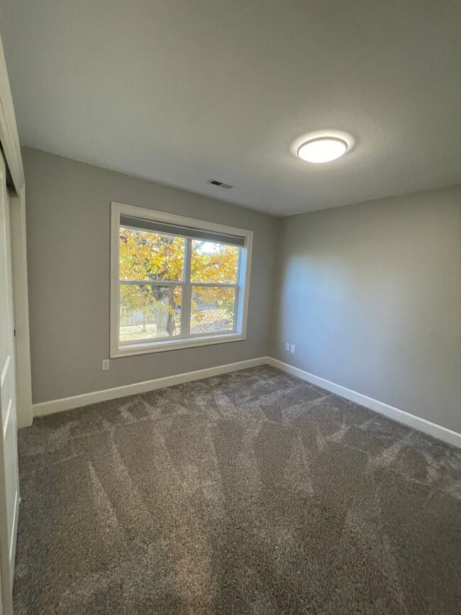 Building Photo - Great Condo near Multnomah Villiage