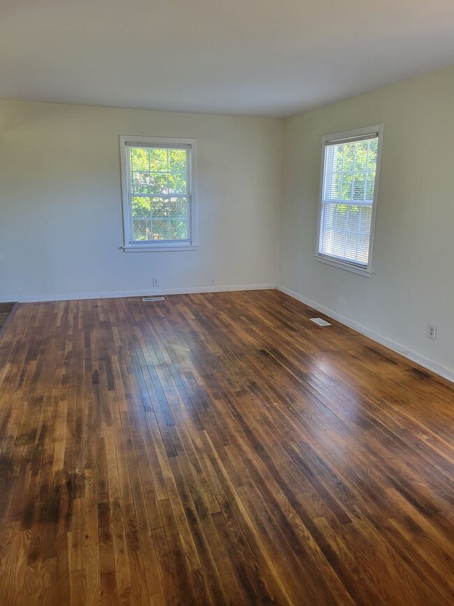 Building Photo - Charming 2br 1ba Home! Available Now!