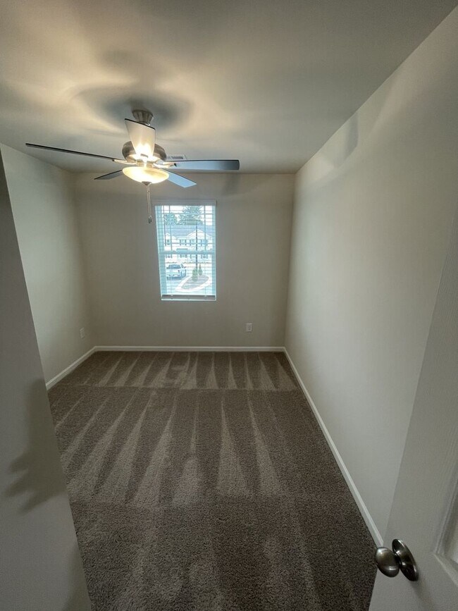 Building Photo - 3 bd 2.5 ba townhome