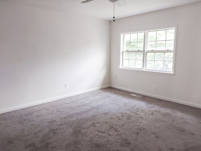 Building Photo - Spacious And Renovated 3 Bed 2 Bath Interi...