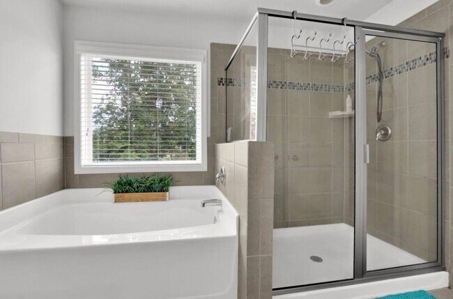 Building Photo - 6651 Rivergreen Rd