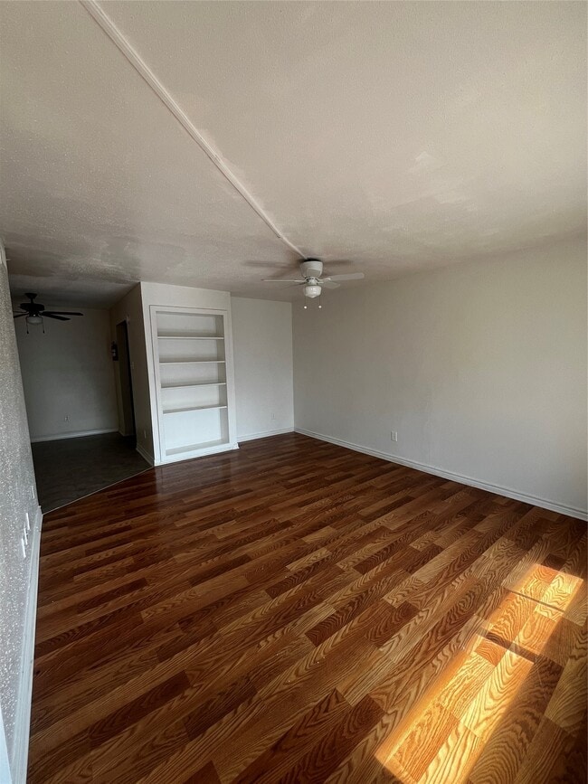 Building Photo - 5625 Antoine Dr