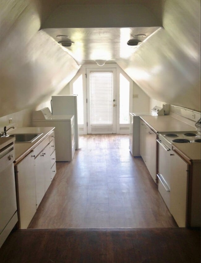 Building Photo - THREE 2 BEDROOM APARTMENTS IN THIS BUILDIN...