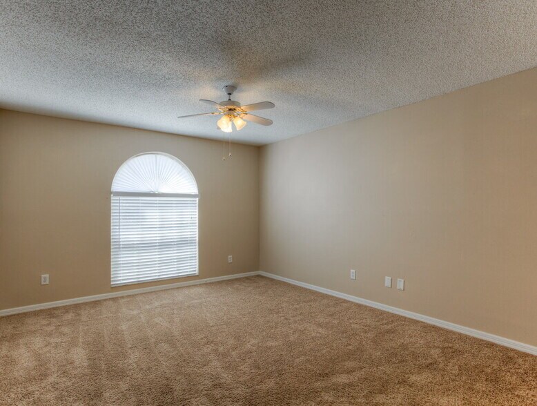 Building Photo - 1724 Elk Spring Dr