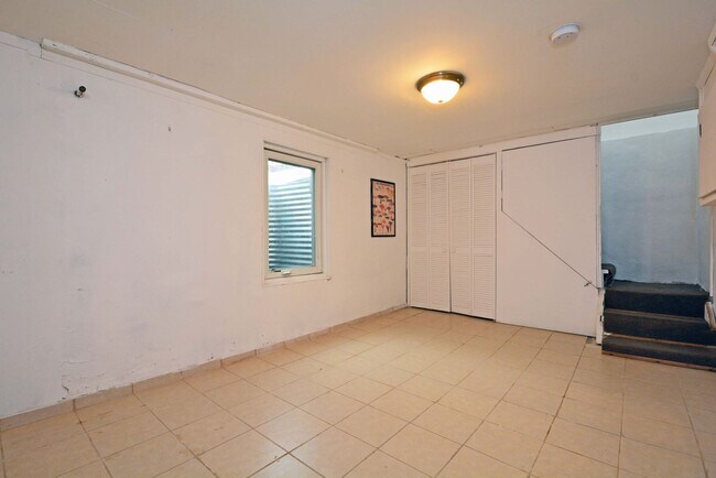 Building Photo - Spacious 4-Bed 3-Bath Home Available Now in NE Minneapolis!