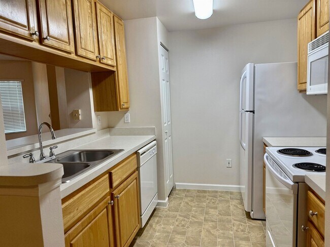 Building Photo - 4035 Grande Vista Blvd