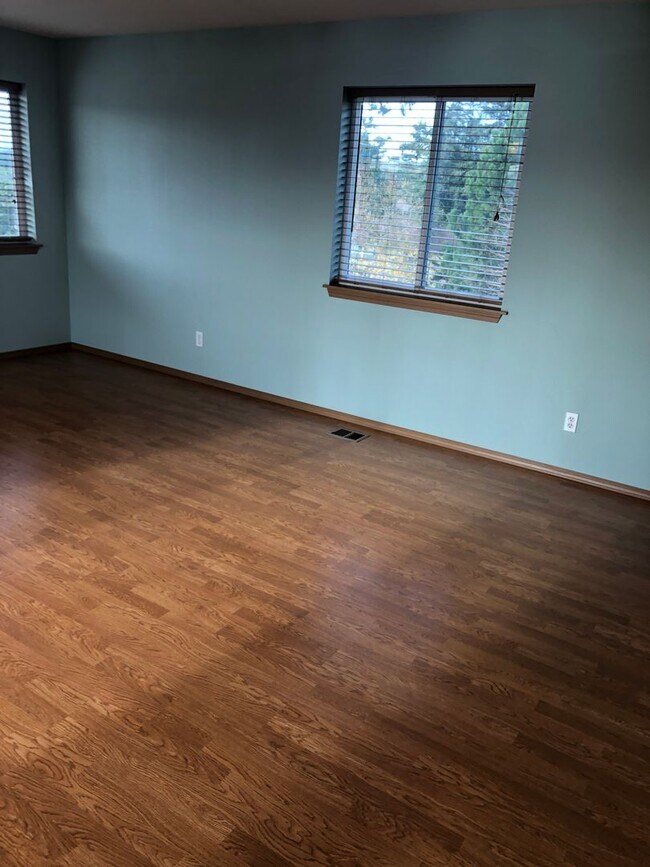 Building Photo - ***PENDING APPLICATION***Beautiful 3 Bedroom Home with Massive Garage and Bonus Room