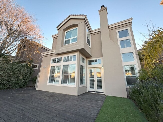 Building Photo - Charming Waterfront Single Family Home in Redwood Shores Available Now!