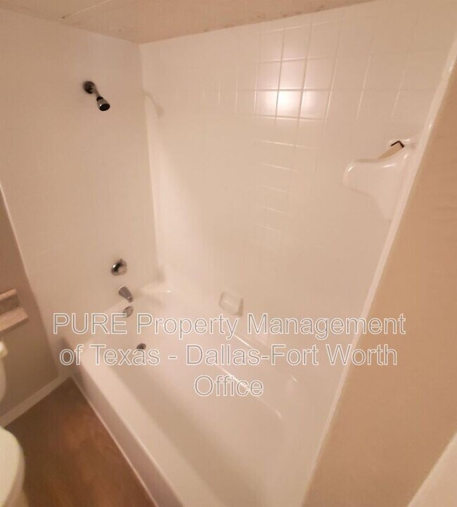 Building Photo - 18333 Roehampton Dr