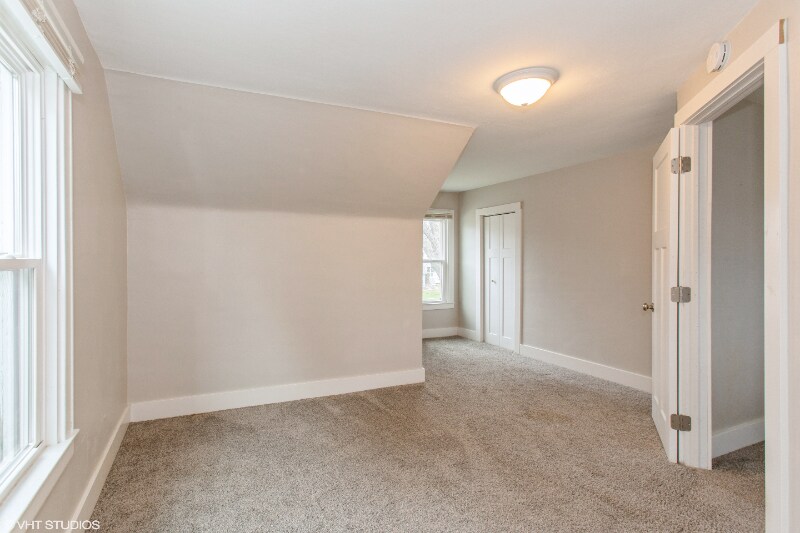 Building Photo - 2510 Lakeshore Dr