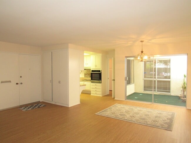 Building Photo - Beautiful 2 Bedroom Ground Floor Condo in Laguna Woods!
