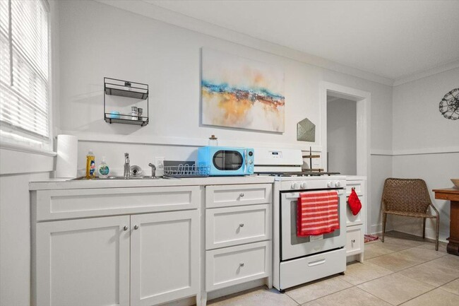 Building Photo - 807 Riverview Dr