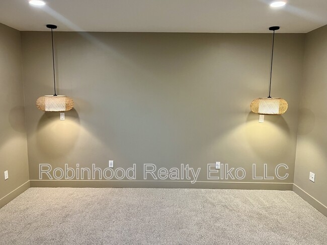 Building Photo - 753 Oak St