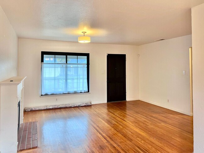 Building Photo - 3 Bed / 1.5 Bath | Thornwood Terrace Home ...