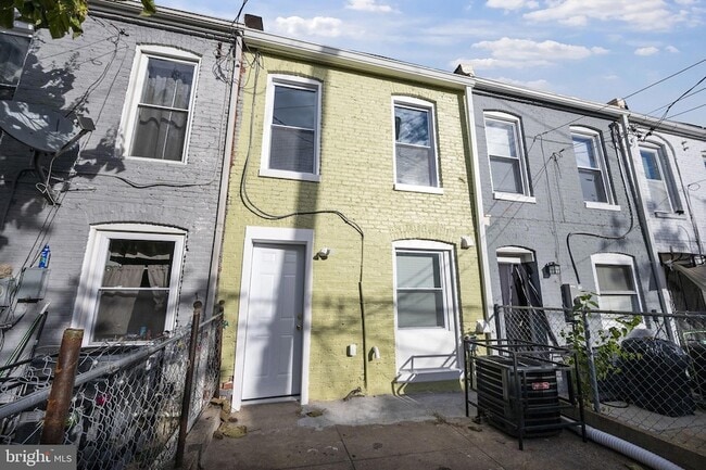 Building Photo - 818 N Rose St