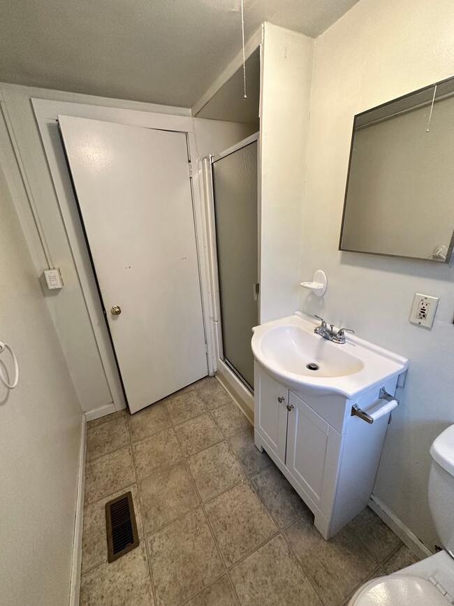 Building Photo - Great 5 Bedroom + 2 Bath House with Flexib...
