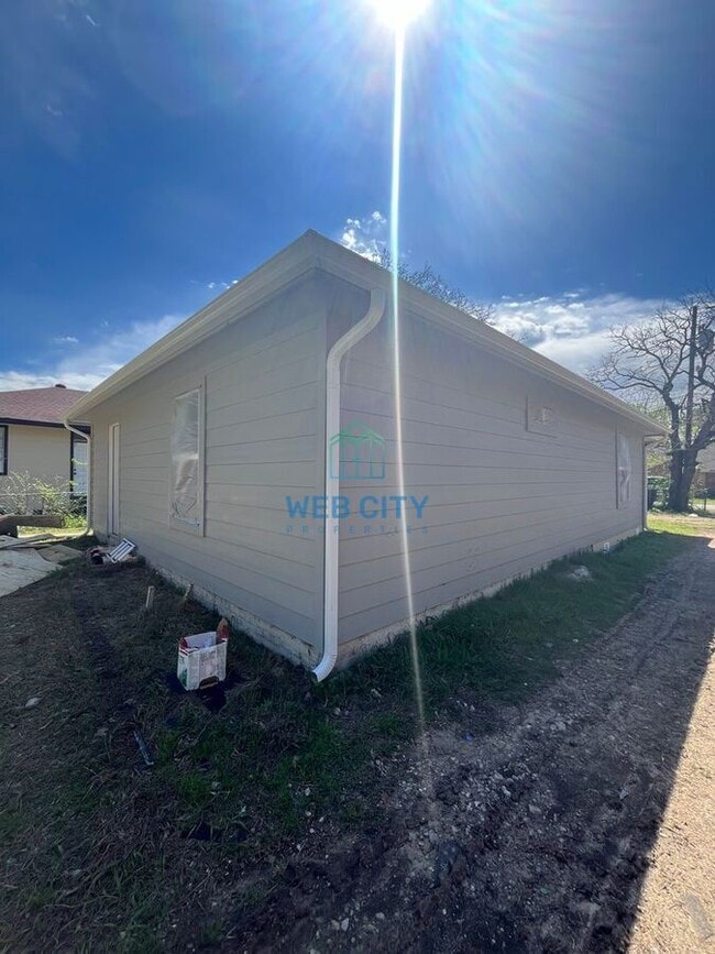Building Photo - 9511 Laneyvale Ave