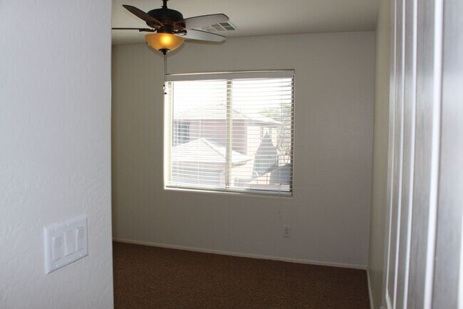 Building Photo - Beautiful 4 Bedroom in Lyons Gate!