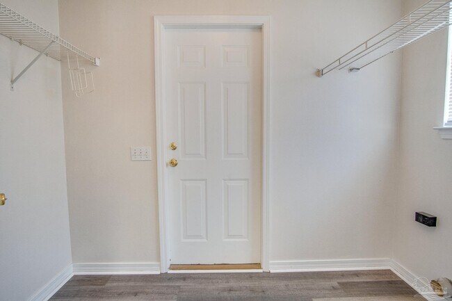 Building Photo - 2029 Shadow Lake Dr