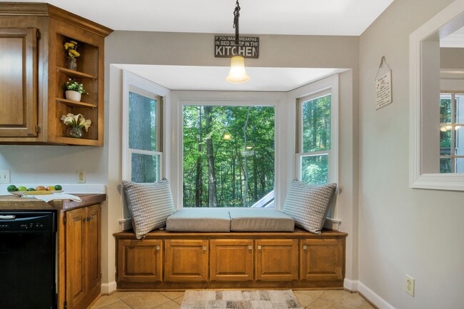 Building Photo - Beautifully Refreshed 4 Bedroom 3 Bath Col...