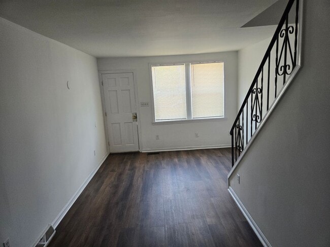 Building Photo - 2 Bedroom 1 Bath Townhouse