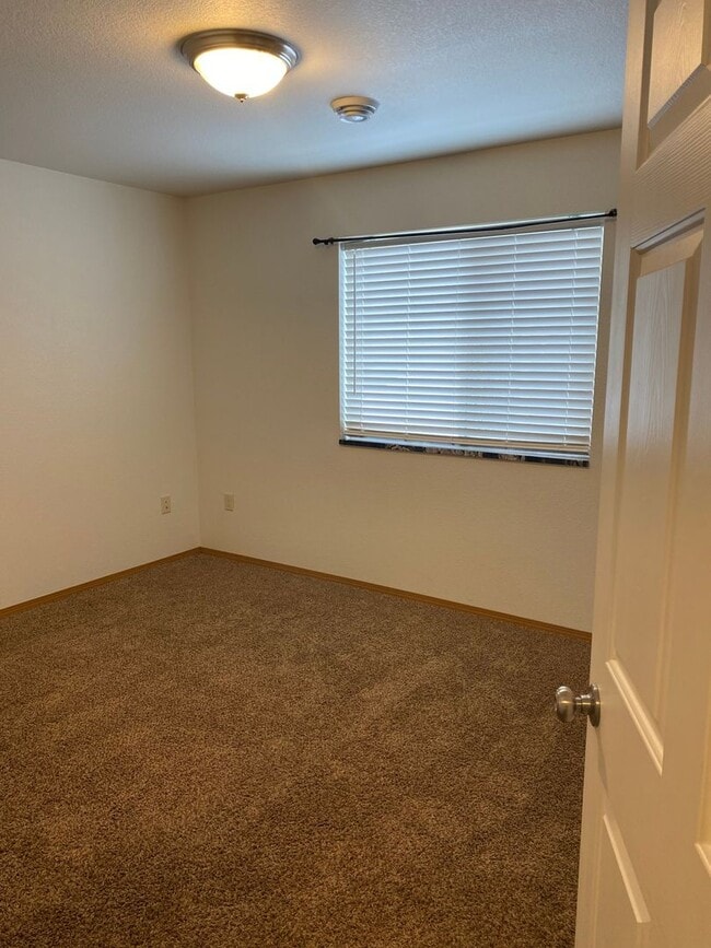 Building Photo - Lower 2 Bedroom /1 Bath Apartment! Appliances Included!