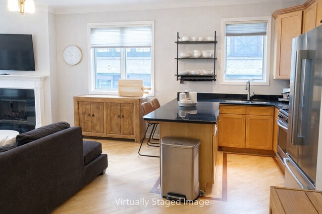 Building Photo - 852 N Paulina St