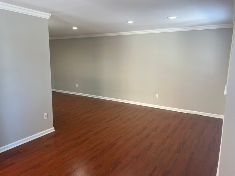 Building Photo - 15139 Beverly Dr