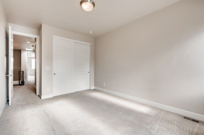 Building Photo - High Street Townhomes 3 bedroom unit with ...