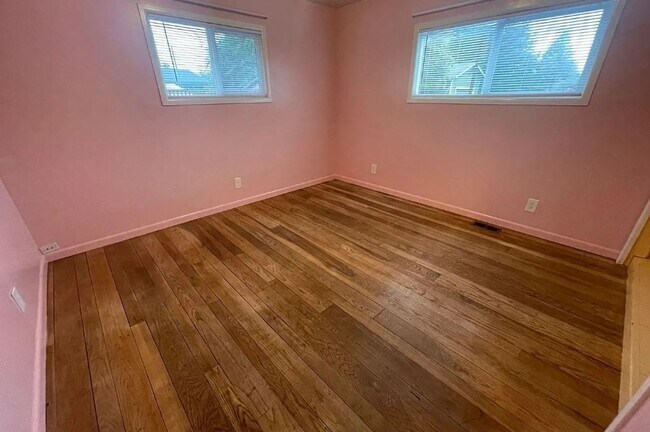 Building Photo - Charming 2 bedroom/1 bath Walking distance...