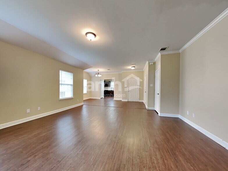 Building Photo - 2301 Arrowhead Dr