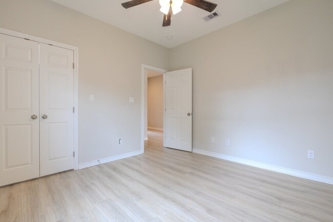 Building Photo - 2422 Cardinal Dr