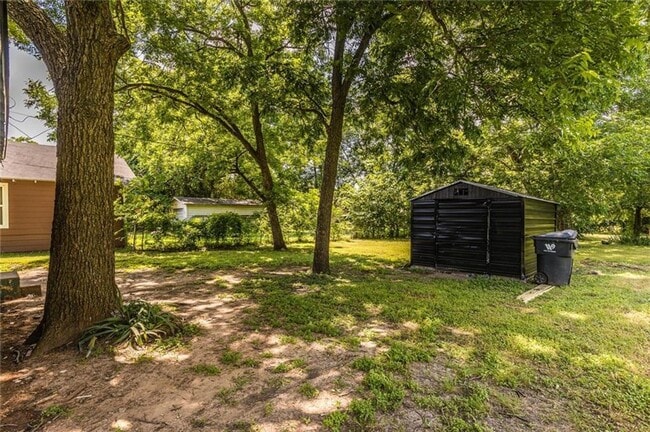 Building Photo - Beautifully remodeled single family home, ...