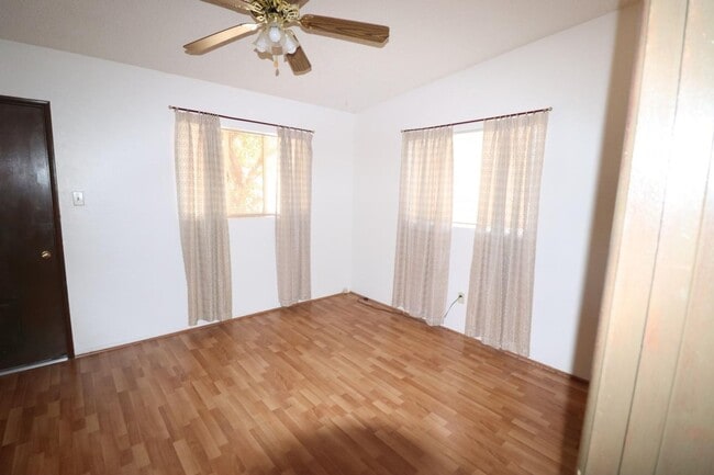 Building Photo - 3 Bedroom 2 Bathroom