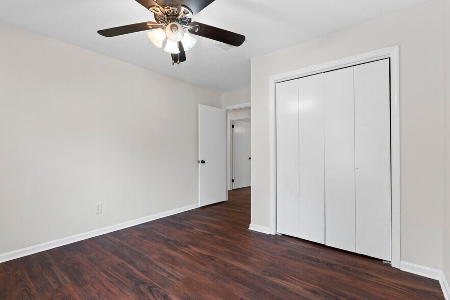 2nd bedroom - 11220 Bainbridge Dr